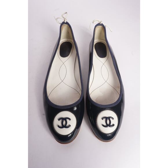 00's Chanel Navy CC Logo Flats - Picture 1 of 8